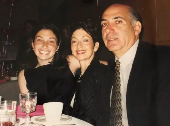 Especialistas contratados pela família argumentaram que dois dos ferimentos ocorreram após a morte, tornando a tese de suicídio “altamente improvável”, segundo o patologista Cyril Wecht (Foto: X)