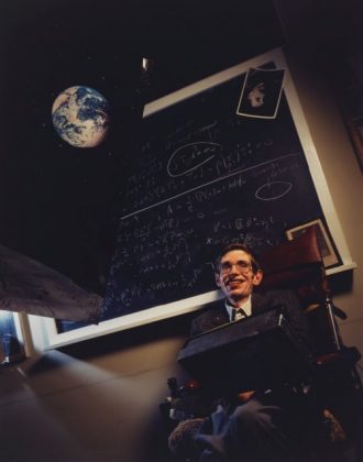 Hawking desafiou a ciência e a vida ao transformar limitações em conquistas (Foto: X)