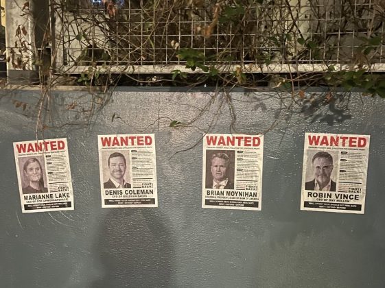 A Polícia de Nova York está investigando uma série de cartazes com fotos de executivos expostos como "procurados", distribuídos em pontos de Manhattan (Foto: X)