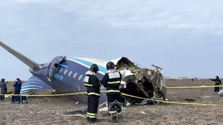 O presidente do Azerbaijão mencionou que análises preliminares conduzidas pela Azerbaijan Airlines apontam para "interferência externa e técnica" como causa provável do acidente (Foto: X)