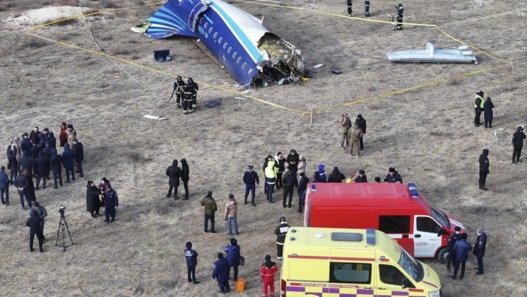 A aeronave caiu próximo à cidade de Aktau, no Cazaquistão, enquanto tentava realizar um pouso emergencial (Foto: X)