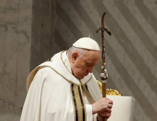 Nesta quinta-feira, o papa Francisco protagonizou um marco na história da Igreja Católica ao visitar a prisão de Rebibbia, nos arredores de Roma (Foto: X)