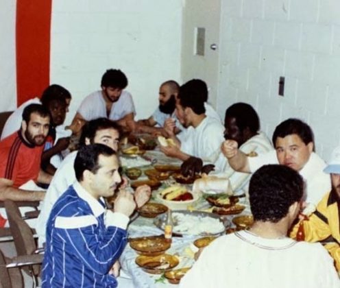 "A imagem de Bin Laden em Oxford, em 1971, como um adolescente em busca de aprendizado, contrasta com a figura que o mundo viria a conhecer." (Imagem: reprodução instagram)