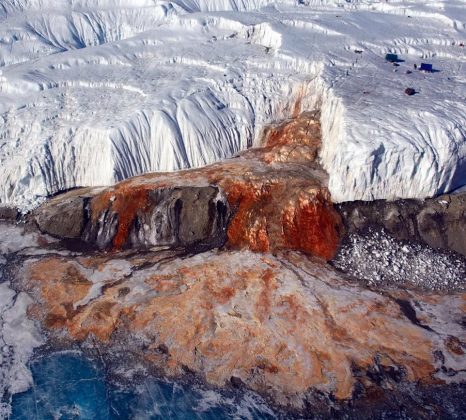 Blood Falls pode revelar segredos sobre vida em Marte. (Imagem: reprodução Instagram)