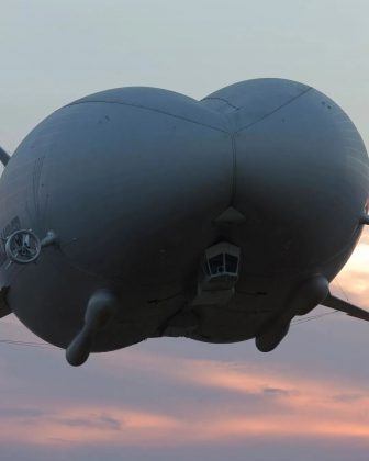 O Airlander 10 mede 92 metros de comprimento. (Imagem: reprodução Instagram)