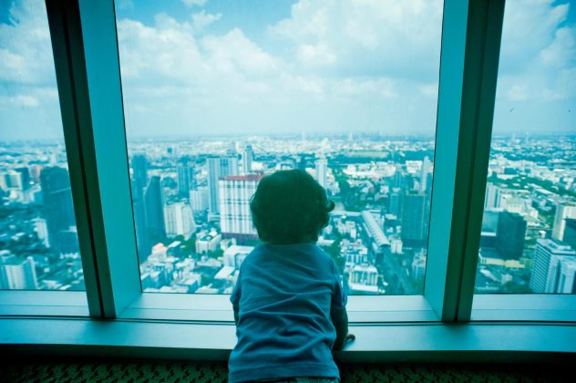 O garoto tentou escalar a janela de seu quarto e perdeu o equilíbrio (Foto: Pexels)