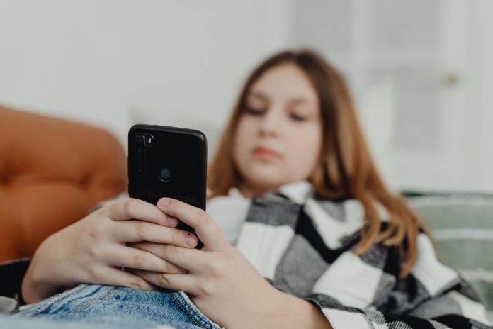 A expressão "brain rot" descreve a deterioração mental causada pelo consumo excessivo de conteúdo superficial, principalmente em redes sociais (Foto: Pexels)
