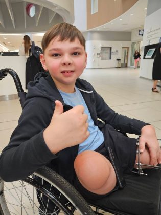 Tony Hudgell, um menino de 10 anos, superou abusos inimagináveis e desafios físicos extremos, reacendendo esperanças e inspirando milhões (Foto: Reprodução/Instagram/@tonyhudgell.bem)