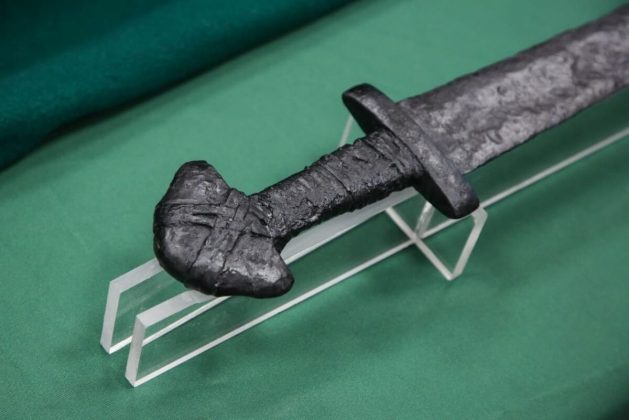 Ele encontrou uma espada medieval, identificada como da era viking, provavelmente do final do século IX ou início do século X (Foto: Museu do Exército em Białystok/Facebook)