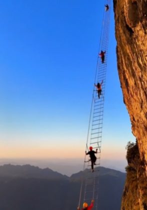 Originalmente batizada de Tianti, fica nas montanhas do Monte Qixing, no Parque Natural de Zhangjiajie (Foto: Reprodução/ShanghaiDaily)