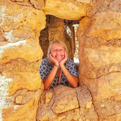 Lynn Stephenson, uma administradora de escritório de 62 anos, fez uma mudança radical em sua vida. Ela vendeu sua casa e largou o emprego para realizar seu sonho: viajar pelo mundo (Foto: Reprodução/Instagram/@daredreamdiscover1)