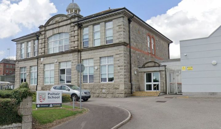 O aluno da Escola Poltair, em St Austell, na Inglaterra, disse que agiu por estar entediado na aula (Foto: Reprodução/Google Streetview)