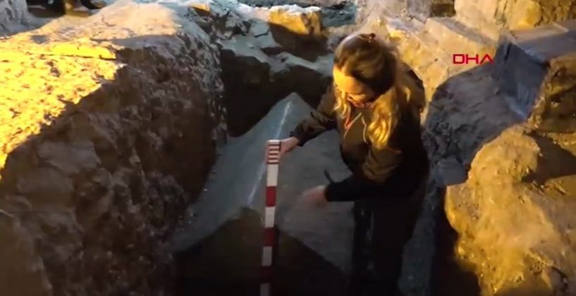 Até agora, os arqueólogos conseguiram expor apenas uma pequena parte da câmara funerária (Foto: Reprodução/DHA)