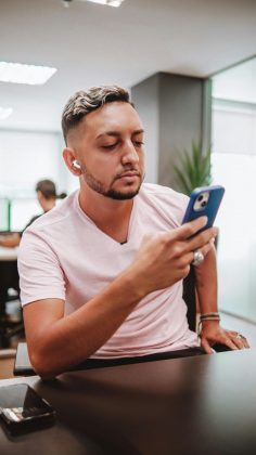 O estudo, realizado pela Universidade de Toronto, mostrou que, mesmo com a liberdade de escolher os vídeos, os participantes se sentiram mais entediados (Foto: Pexels)