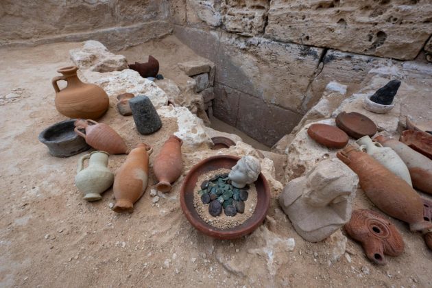 Kathleen Martinez, líder da escavação, defende a relação com Cleópatra. Ela afirma que a descoberta fortalece a ligação do local com a rainha e o período ptolemaico (Foto: Ministry of Tourism and Antiquities/Facebook)