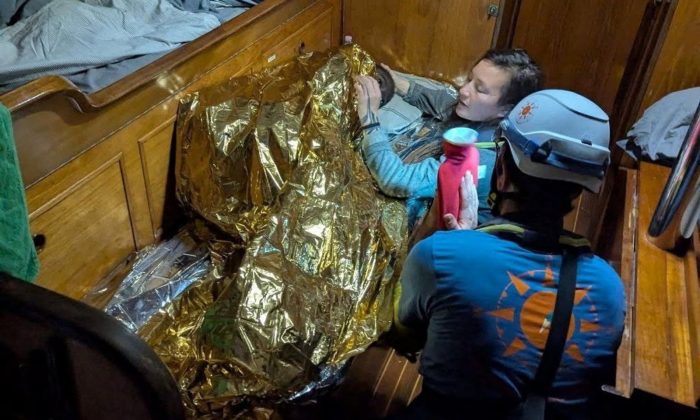 Menina de 11 anos sobrevive a naufrágio e passa três dias à deriva no mar com um salva-vidas improvisado (Foto: Divulgação/Compass Collective)