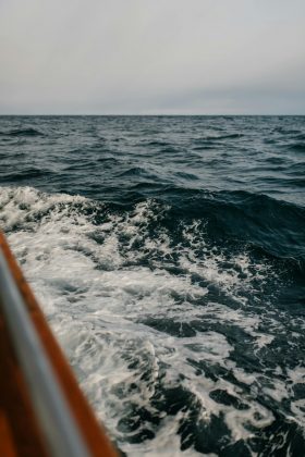 A tempestade, com ondas de 3,5 metros, pegou o navio e acredita-se que os outros 44 passageiros tenham morrido (Foto: Pexels)