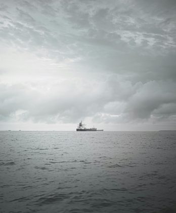 Ela estava em um barco de metal que partiu da Tunísia e afundou perto da ilha de Lampedusa, na Itália (Foto: Pexels)