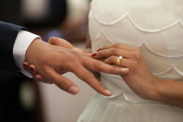 Embora os vizinhos os vissem como um "casamento modelo", na verdade, eles estavam explorando uma brecha legal (Foto: Pexels)