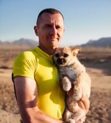 Assim, ela começou a correr ao lado dele, enfrentando o calor escaldante e o terreno desafiador (Foto: Reprodução/Instagram/@findinggobi)