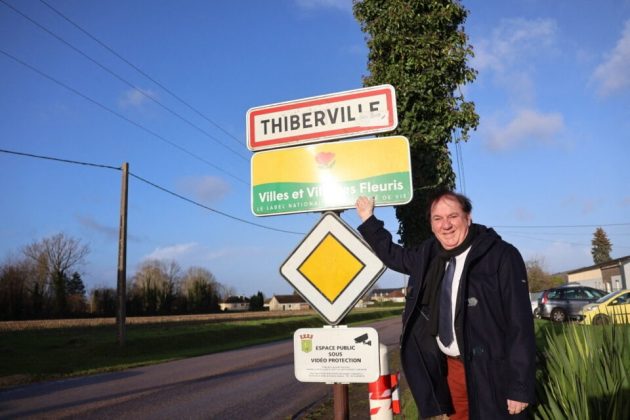 O prefeito, Guy Paris, contou que a cidade ficou muito feliz com a doação (Foto: Guy Paris, prefeito de Thiberville)