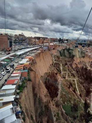 Moradores se recusam a sair de suas "casas suicidas" na Bolívia e acreditam que oferendas podem evitar tragédia (Foto: Mabel Duran)