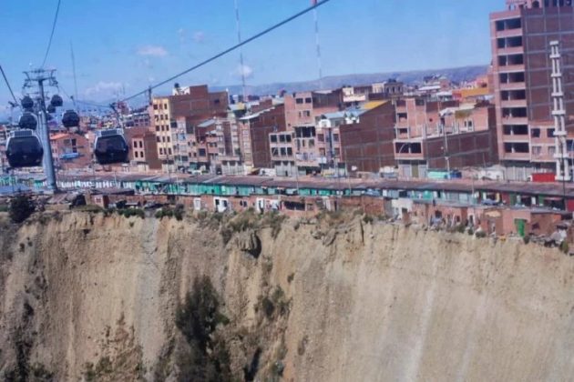 Moradores de El Alto, na Bolívia, enfrentam uma situação de risco extremo. Centenas de casas estão localizadas na beira de um penhasco íngreme, sendo chamadas de "casas suicidas" (Foto: LA PAZ en fotografia/Facebook)