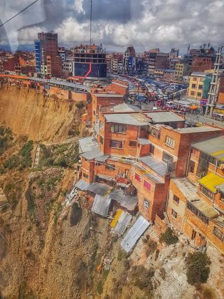 O governo já tentou convencer os moradores a se mudar e ameaçou usar a força pública, caso necessário. Mas, para os habitantes, deixar o local não é uma opção (Foto: Conectados Bolivia/Facebook)