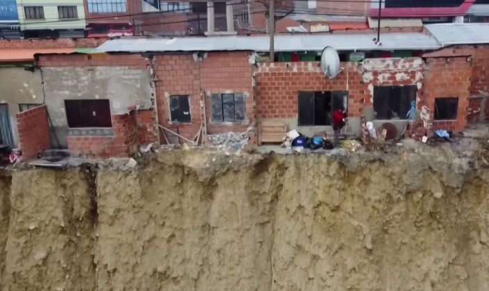 O risco de deslizamento de terra é constante, mas isso não assusta os moradores (Foto: Reprodução/YouTube)