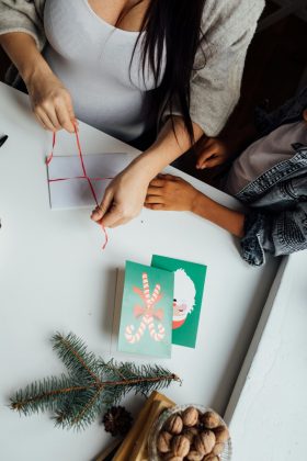 Jéssica explicou que pediu para a mulher que faz faxina em sua casa enviar as cartinhas dos filhos, para ajudar no Natal (Foto: Pexels)