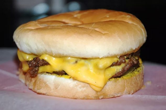 O Dyer's Burgers, em Memphis, mantém uma tradição de mais de 100 anos (Foto: Kendall Robertson)