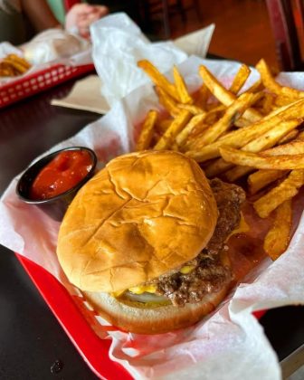 Muitos clientes, sabendo da história, pedem para mergulhar o hambúrguer na gordura (Foto: Reprodução/Instagram/@dyersburgers)