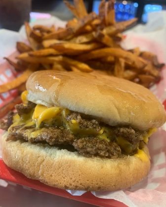 O segredo começou por acidente. Um cozinheiro esqueceu de trocar a gordura e, no dia seguinte, um cliente disse que o hambúrguer era o melhor que já tinha comido (Foto: Reprodução/Instagram/@dyersburgers)