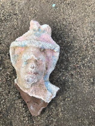 Arqueólogos também encontraram amuletos, ídolos e escaravelhos, que evidenciam a crença em magia e divindades capazes de ajudar os mortos a alcançar um bom destino no além (Foto: Ministério Egípcio de Turismo e Antiguidades)