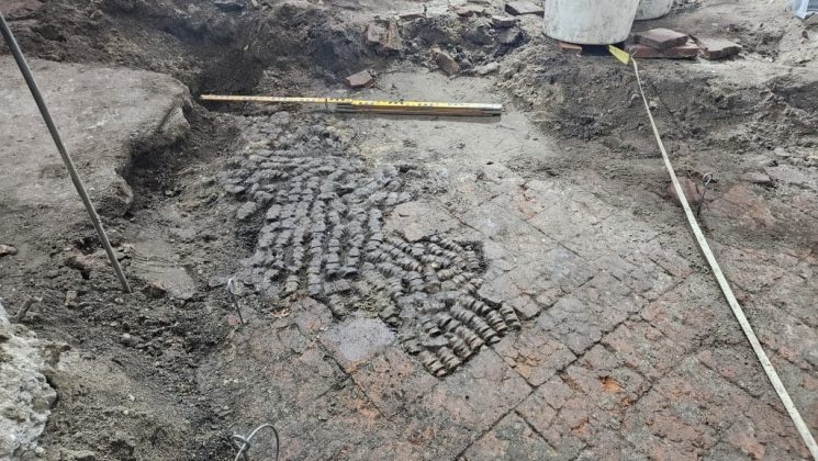 Durante os trabalhos de restauração de um prédio histórico no centro de Alkmaar, arqueólogos encontraram vestígios de um antigo piso de azulejos complementados por um pavimento composto por ossos bovinos (Foto: Team Archeologie, gemeente Alkmaar)