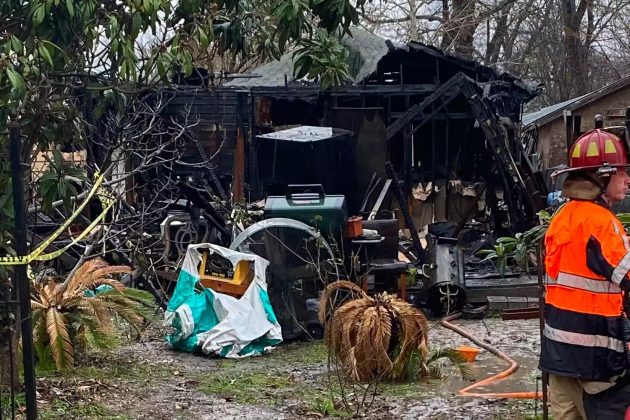 A cena do incêndio na casa em que Giovanna Cabrera morreu enquanto salvava seus filhos (Foto: Chefe Samuel Pena)