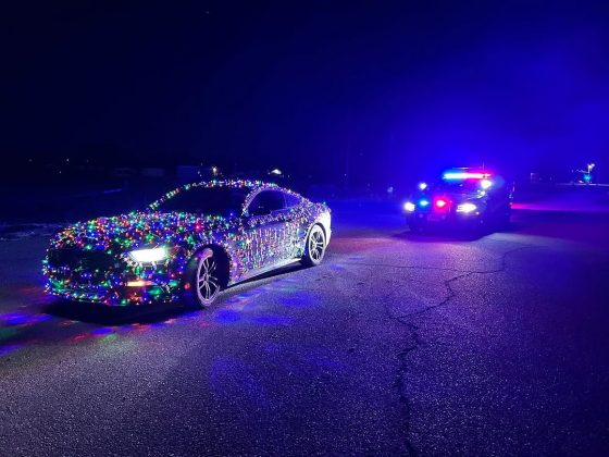 Motorista transforma carro em "árvore de Natal" e se dá mal ao ser parado pela polícia (Foto: Reprodução/Instagram/@wyominghighwaypatrol)