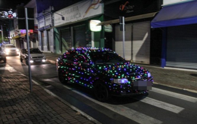 O estatuto estadual proíbe o uso de luzes vermelhas ou azuis na frente do carro, além de qualquer outro tipo de luz capaz de prejudicar a visibilidade na estrada (Foto: ItapiraNews)