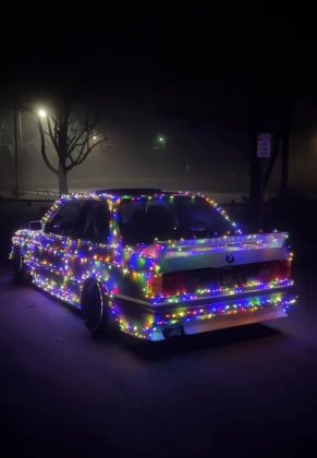 As luzes de Natal só são permitidas em carros durante desfiles, onde a estrada está fechada (Foto: Reddit)