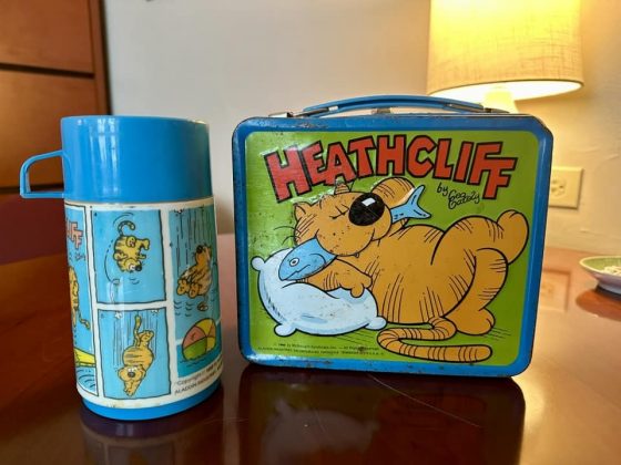 O objeto foi encontrado por um encanador enquanto consertava a tubulação de uma escola em Roanoke, na Virgínia. A lancheira metálica, com desenhos de Heathcliff, estava escondida dentro de uma parede desde os anos 80 (Foto: Roanoke City Public Schools/Facebook)