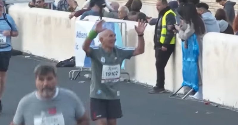 Ele completou sua 12ª Maratona de Atenas consecutiva (Foto: Reprodução/YouTube)