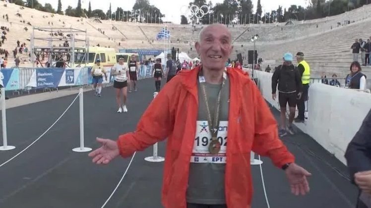 Ploutarchos Pourliakas, um homem de 88 anos, provou que a idade é apenas um número (Foto: Reprodução/YouTube)