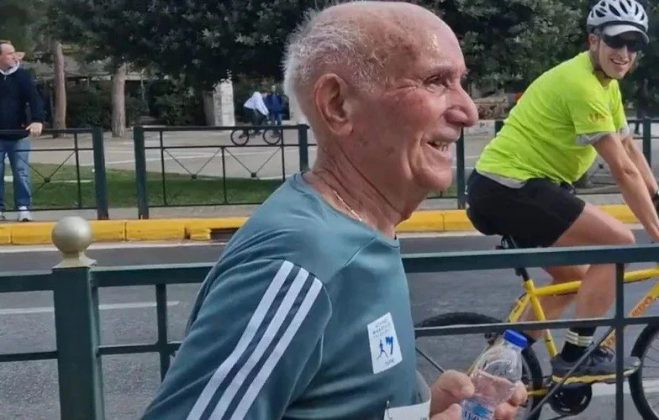 Homem de 88 anos corre maratona de 42 km e prova que a idade é apenas um número (Foto: Reprodução/YouTube)