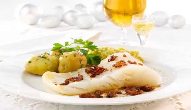 Na Noruega, as famílias preparam o "lutefisk". Trata-se de peixe seco reidratado, cozido e servido com manteiga ou molho branco (Foto: Reprodução)