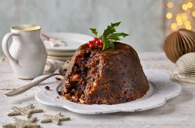 Na Grã-Bretanha, o "Christmas pudding" é destaque. Esse pudim contém frutas secas, especiarias e bebidas alcoólicas. Ele é flambado antes de ir à mesa (Foto: Reprodução)