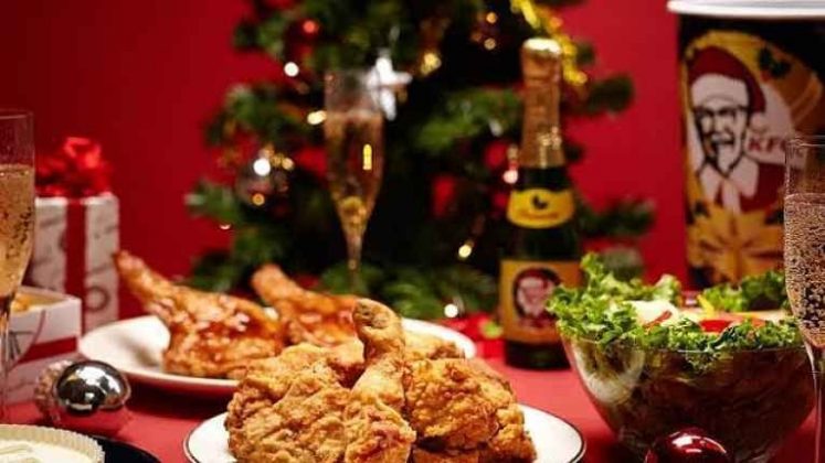 Já no Japão, o Natal é sinônimo de frango frito. Por tradição popular, a rede KFC se tornou a escolha oficial de muitas famílias (Foto: Reprodução)