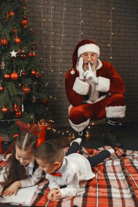 Contar ou não a verdade sobre o Papai Noel para as crianças: o que dizem os psicólogos? (Foto: Pexels)