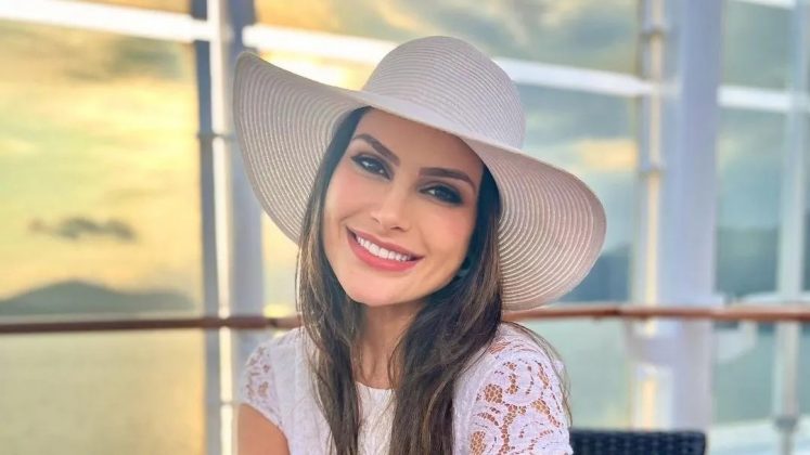 A ex-miss e apresentadora Natália Guimarães divide sua data especial com o brilho das luzes natalinas (Foto: Reprodução/Instagram)