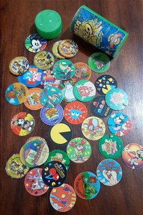 Inspirados nos POGs e na infância de Padierna, eles criaram um brinde colecionável e interativo (Foto: Reprodução/Internet)