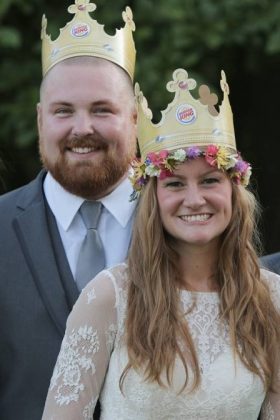 Um homem chamado Joel Burger se casou com uma mulher chamada Ashley King; a festa foi paga pela rede de fast food (Foto: Burger King)